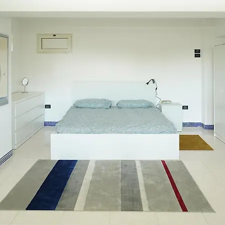 Loft With Private Garden Close To Shops Italy 公寓